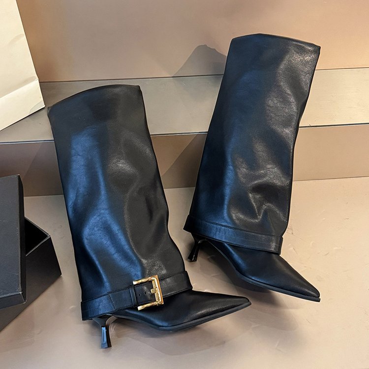 Damen Schafthohe Slouch‑Stiefel mit spitzer Zehenform, schmalem Absatz und Zierschnallenmanschette Drune