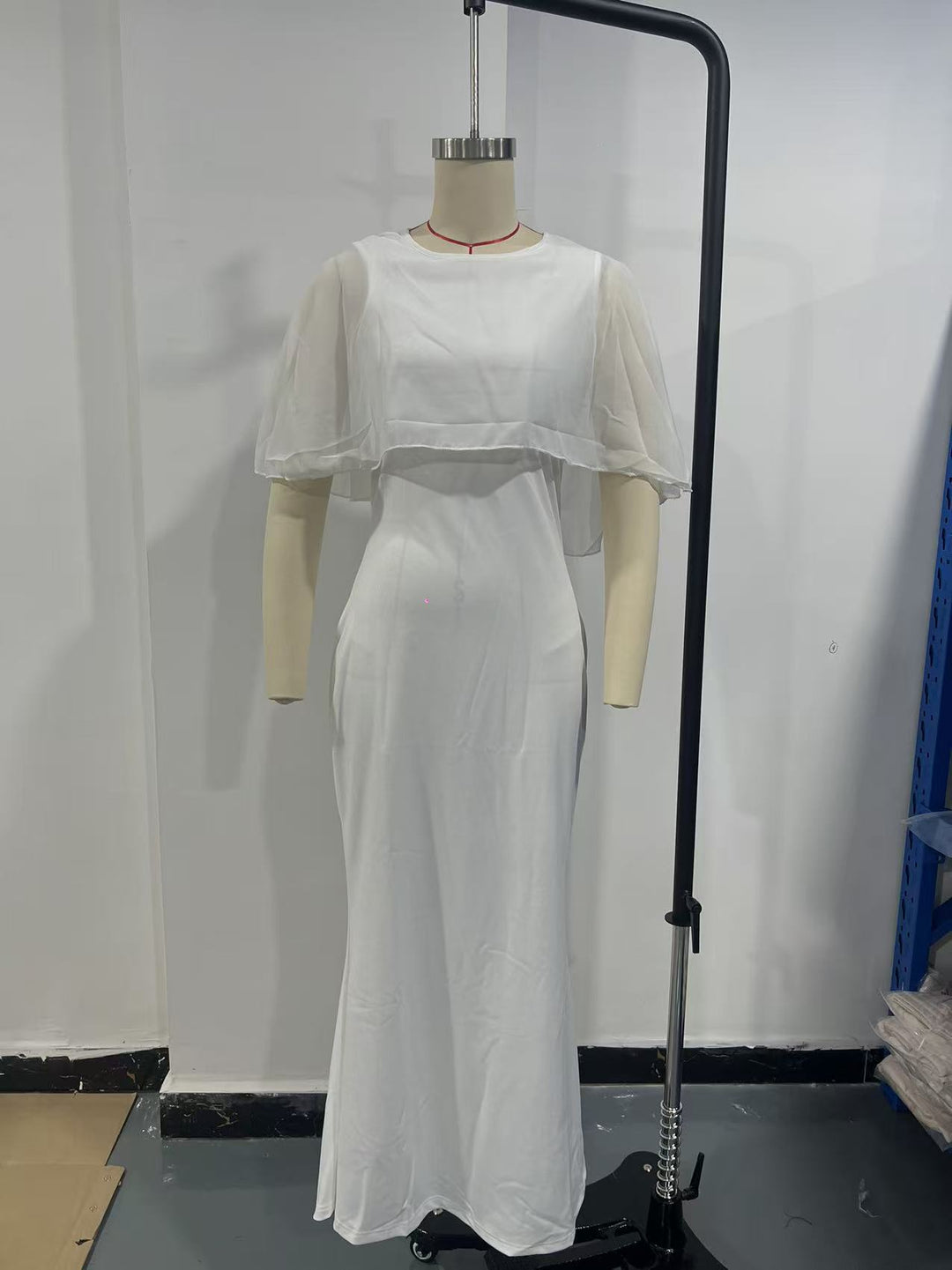 Damen Figurbetontes Midikleid mit Chiffon-Cape Drune