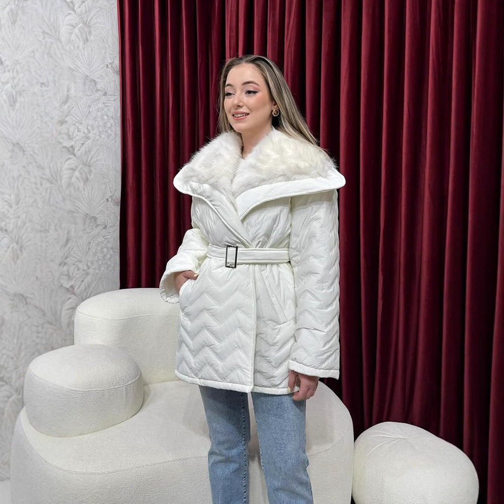 Damen Glänzende Steppjacke mit Taillengürtel und voluminösem Kunstfellkragen Drune
