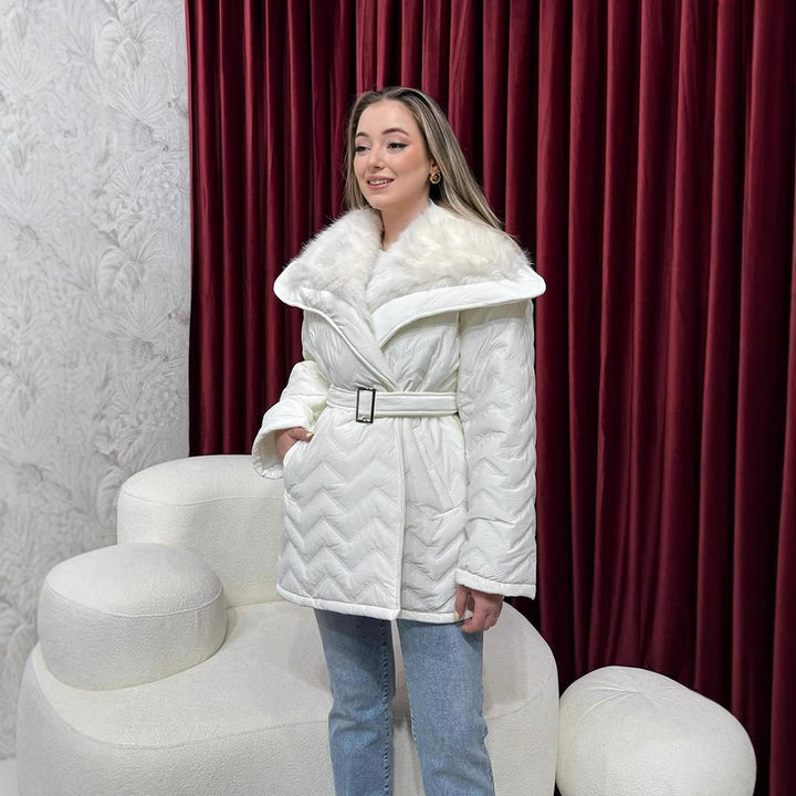 Damen Glänzende Steppjacke mit Taillengürtel und voluminösem Kunstfellkragen Drune