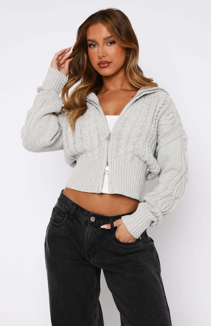 Damen modischer kurz geschnittener Strickcardigan mit Zopfmuster und Reißverschluss Drune
