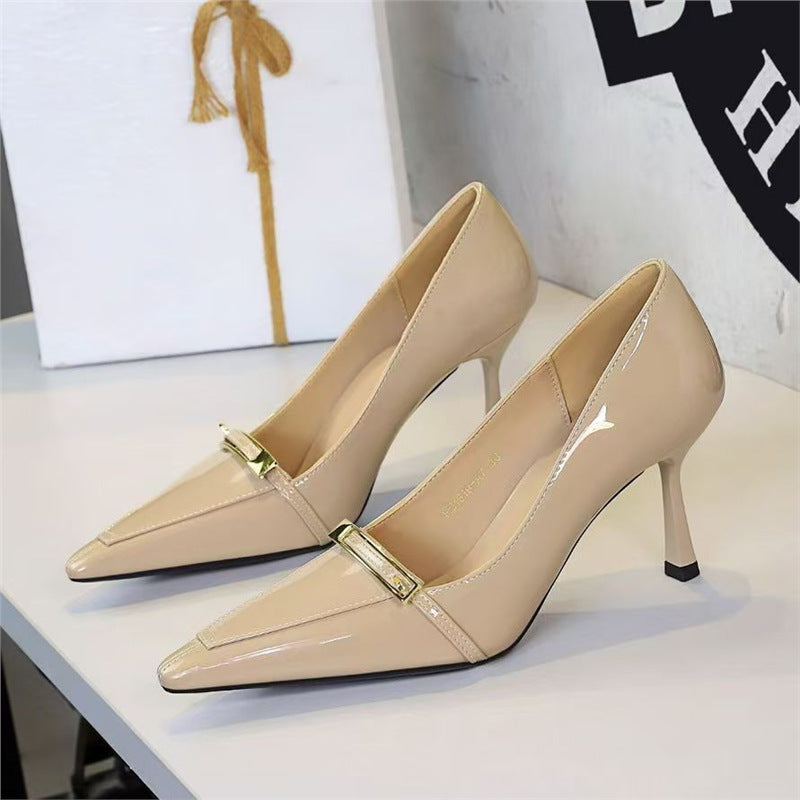 Damen spitz zulaufende Lack‑Pumps mit zierlichem Metallriemen und schlankem Stilettoabsatz Drune