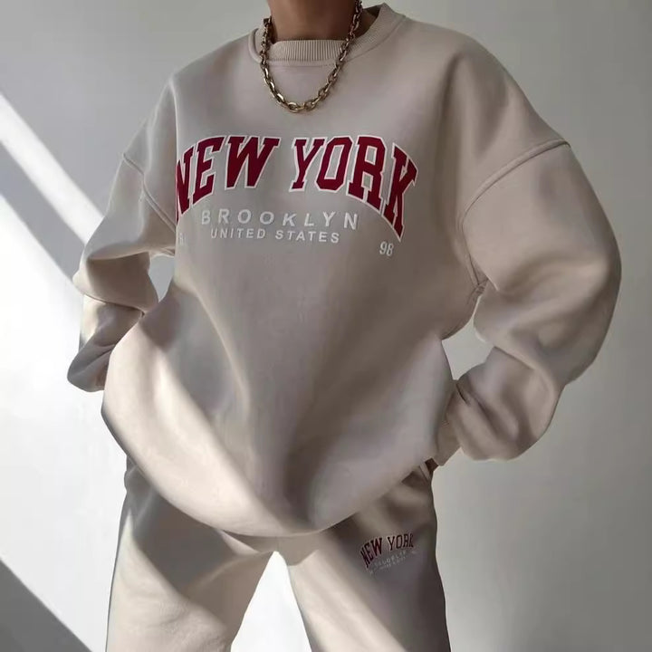 Damen Oversized Lounge-Set aus Baumwollfleece mit Collegestickerei und relaxed Jogginghose Drune