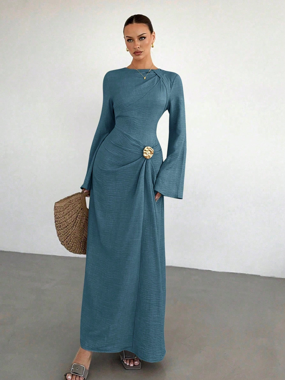 Damen Maxikleid mit Drapierter Taille, langen Glockenärmeln und Zierbrosche Drune
