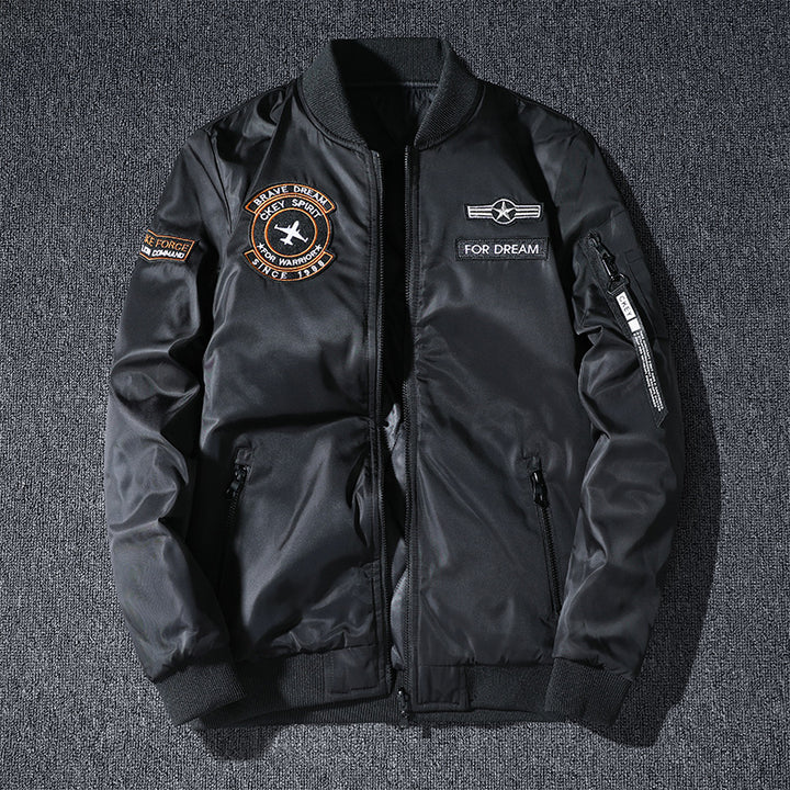 Männermode  leichte glänzende Nylon Bomberjacke mit Badge-Detail, verstecktem Sturmblenden und Reißverschlusstaschen am Ärmel Drune