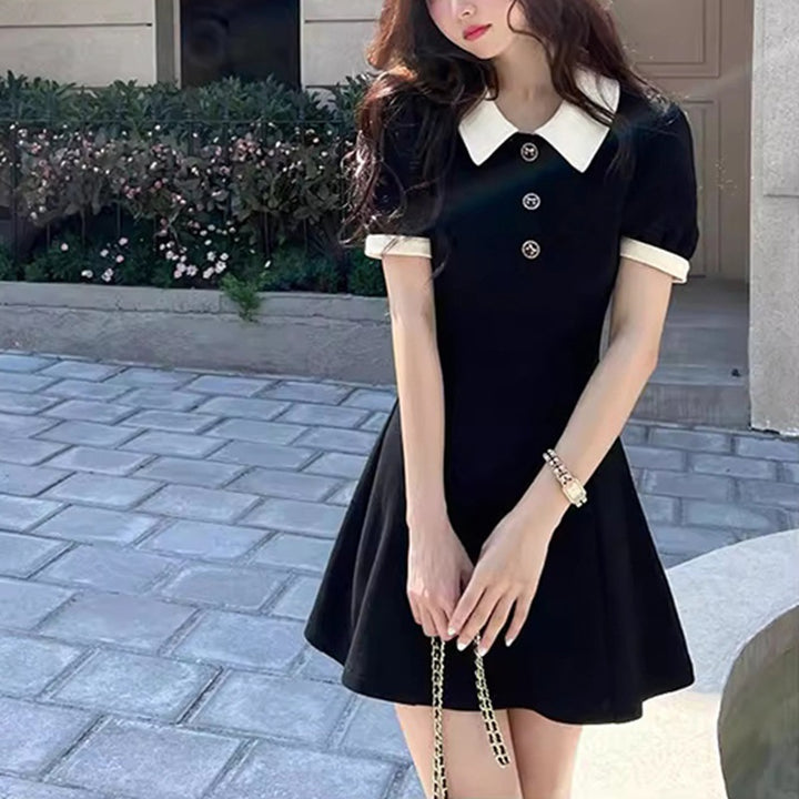 Damen Kurzarm Polo-Kleid mit Knopfdetails und Kontrastkragen
