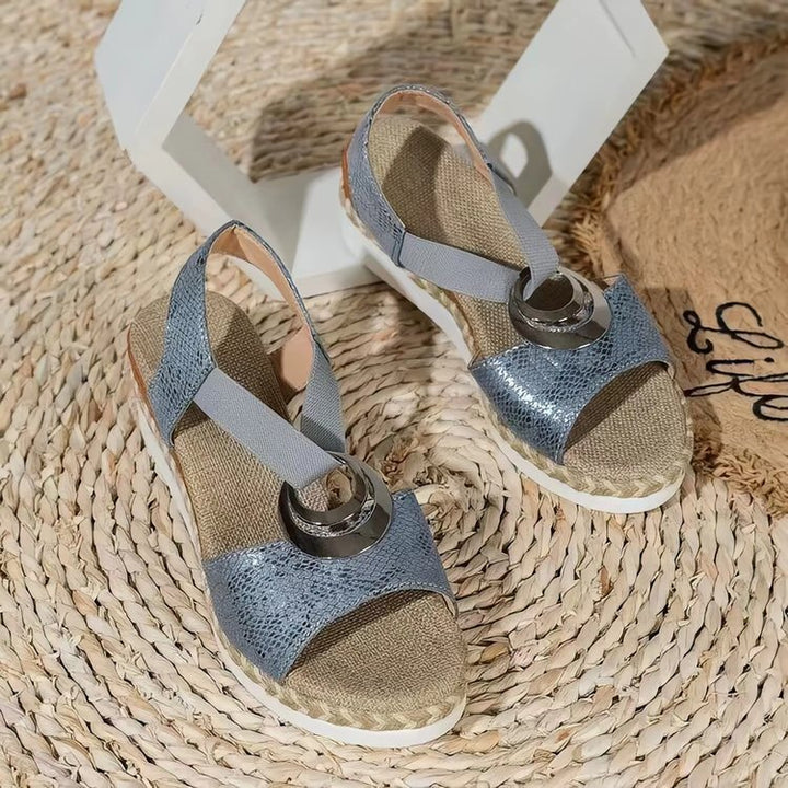 Damen Keil‑Sandalen mit Bast‑Plateau, elastischem Fersenriemen und Zier‑Metallornament Drune