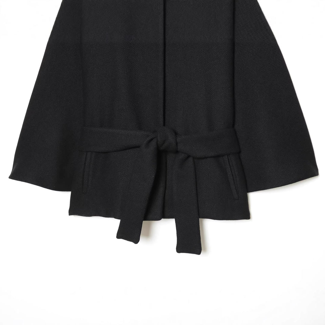 Damen Cape-Mantel mit Stehkragen, Bindegürtel und dekorativen Zierknöpfen Drune