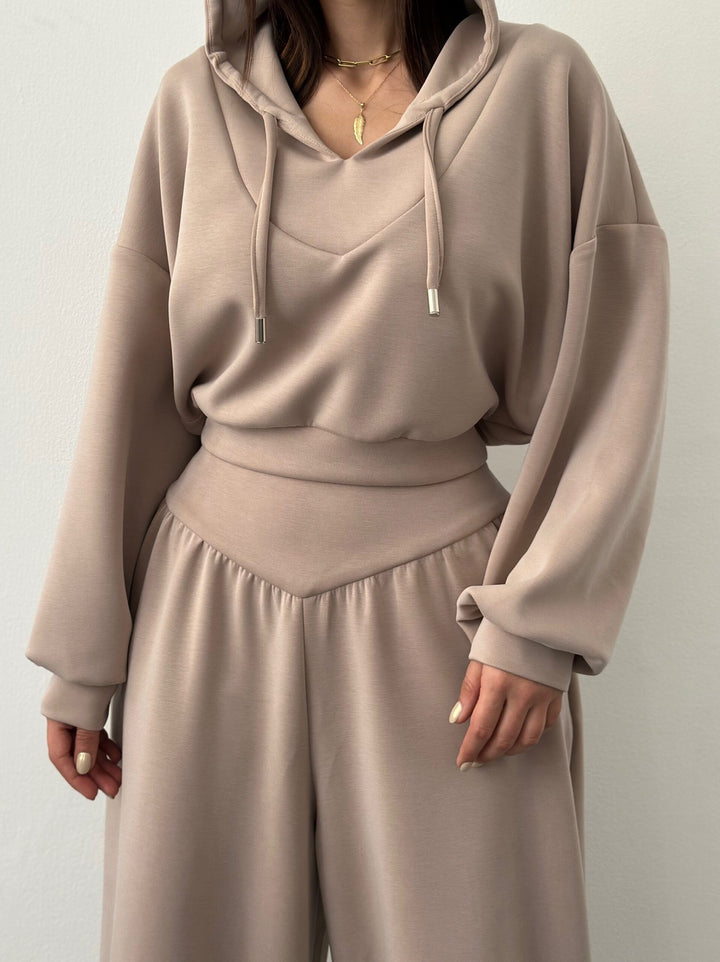 Damen Cropped Hoodie und weite Freizeithosen Kombination mit modischem Schnitt
