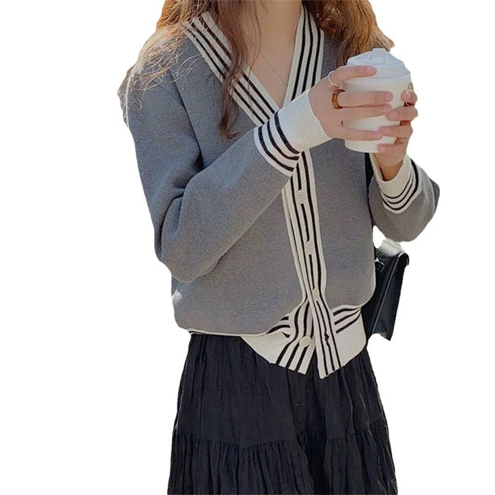 Damen stylische Strickjacke mit breitem V-Ausschnitt und kontrastierenden Knopfdetails Drune