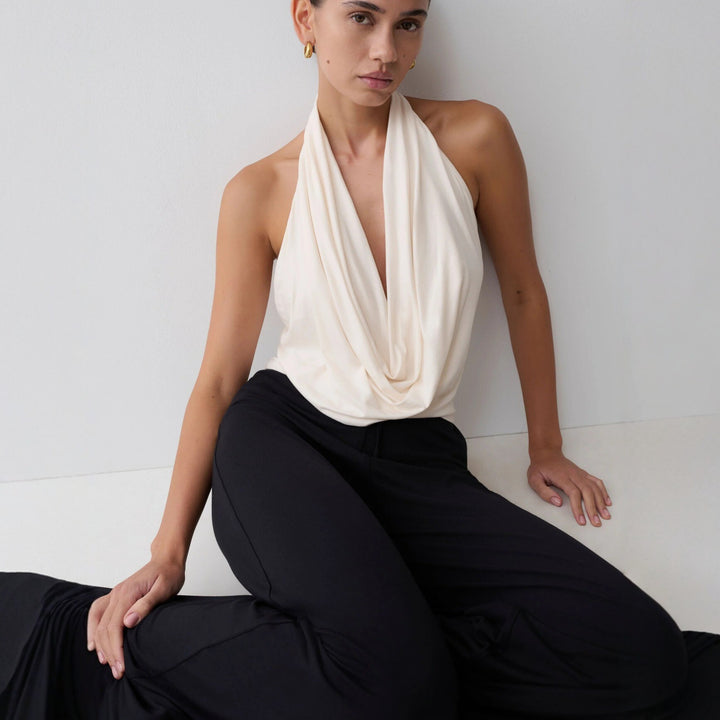 Damen Elegantes Halterneck-Top mit fließendem Stoff und tiefem Ausschnitt Drune