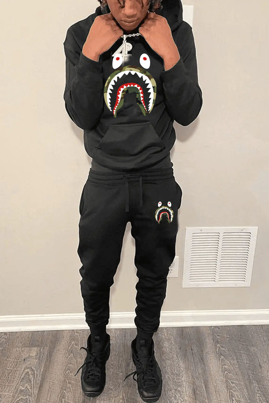Herren Sweatshirt und Jogginghose Set mit auffälligem Haifischmotiv Drune
