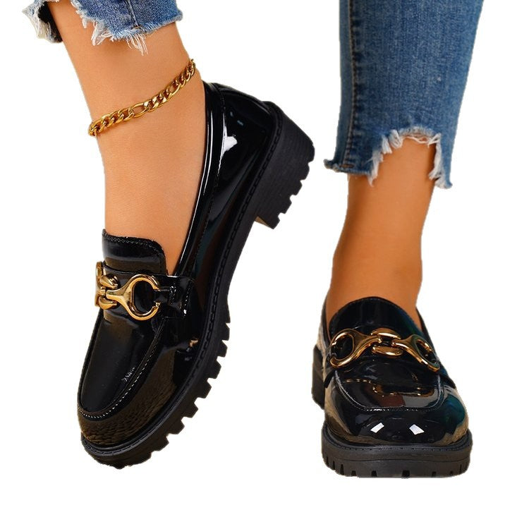 Damen nan lackierte Loafer mit profilierter Traktorsohle und goldener Zierkette Drune