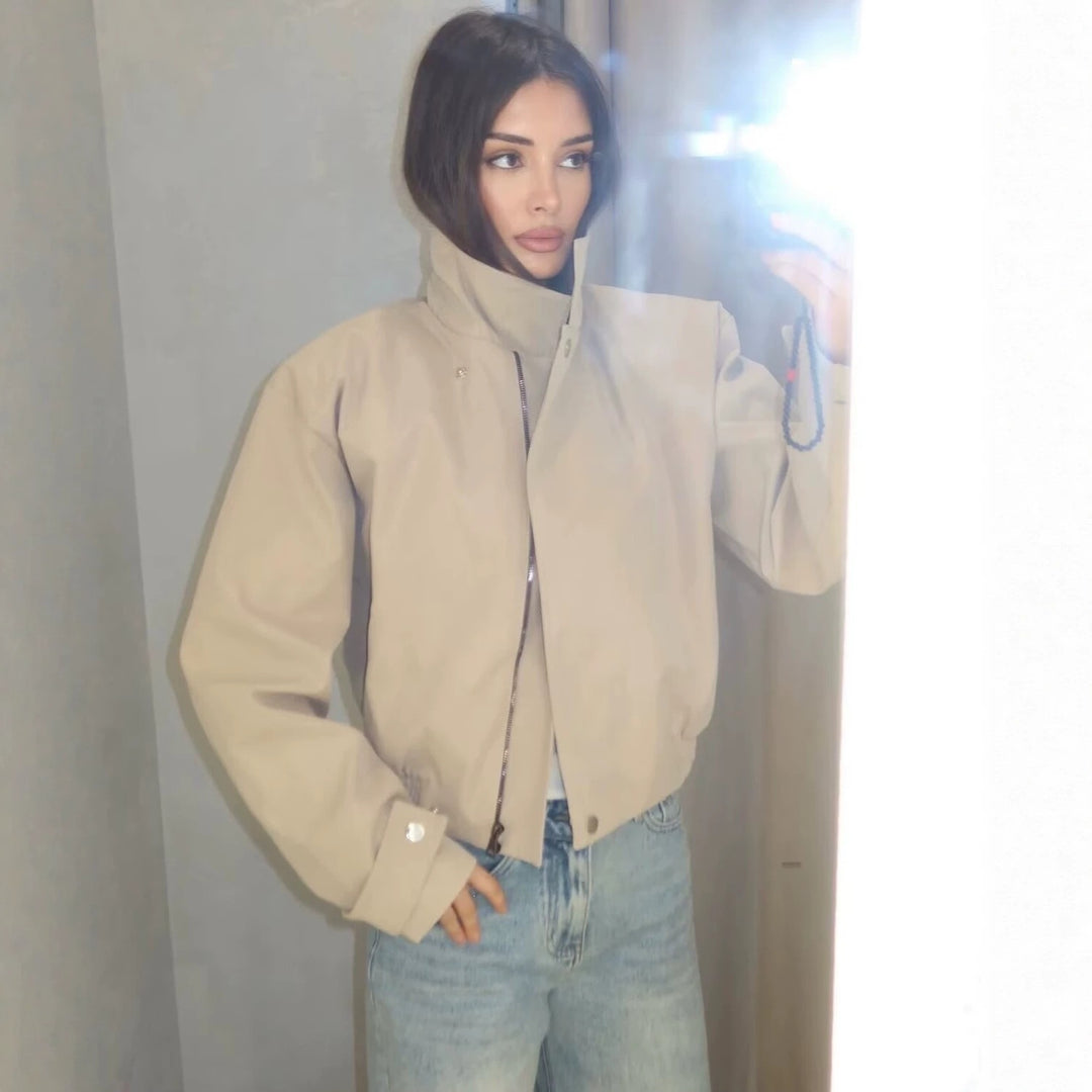 Damen Kurzblouson mit hohem Stehkragen, elastischem Bund und verdeckter Druckknopfleiste Drune