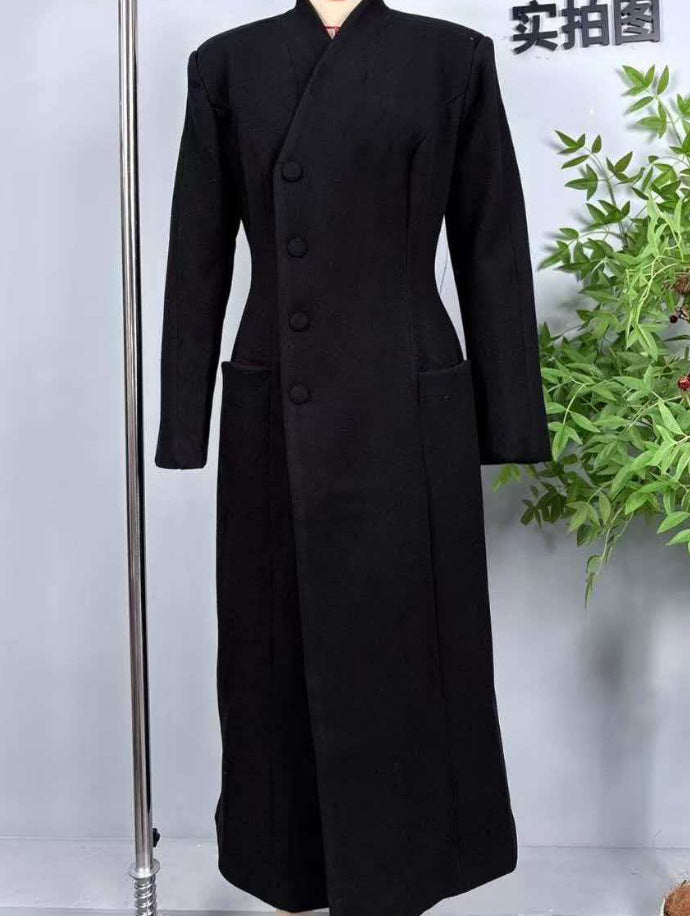 Damen 100+ langer taillierter Mantel mit Stehkragen, verdeckter Knopfleiste und aufgesetzten Taschen Drune