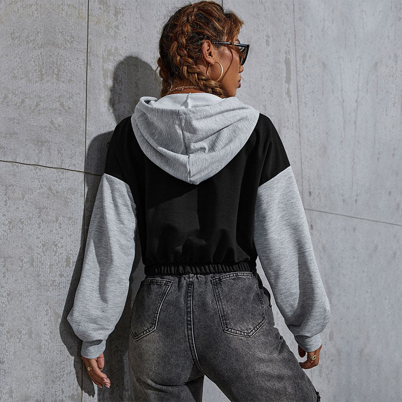 Damen Cropped Hoodie mit Kontrastärmeln, elastischem Saum und schmelzendem Smiley-Print Drune