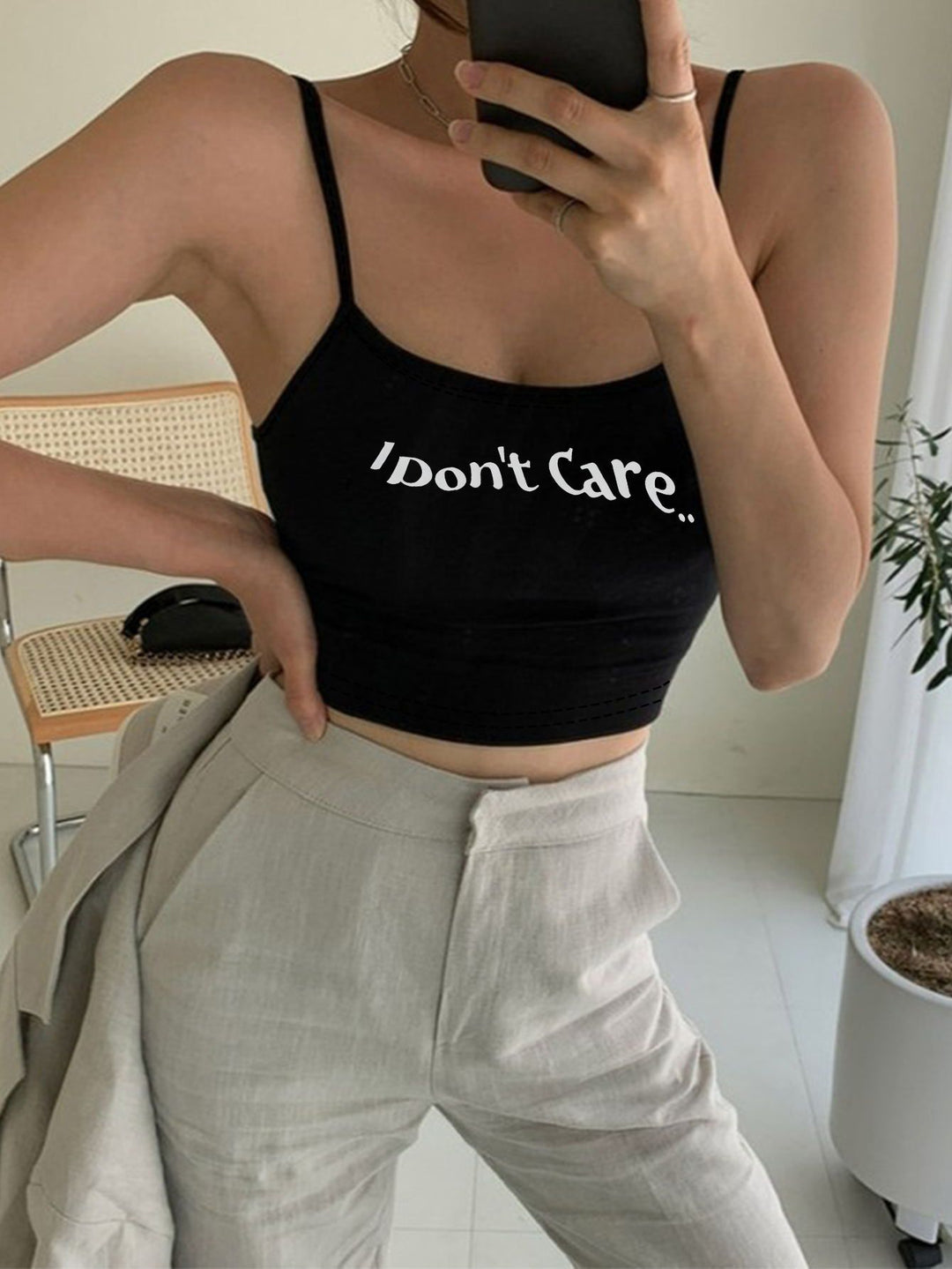 Damen Crop-Top mit kreativem Schriftzug und feinen Trägern Drune
