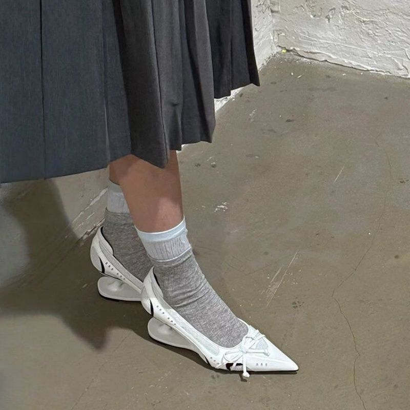 Damen Spitz zulaufende Metallic‑Slingback‑Pumps mit skulpturellem Fersenabsatz und Schleifenakzent Drune