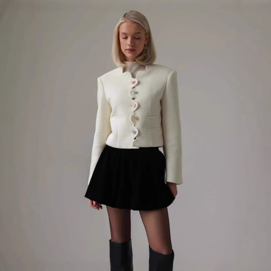 Damen Taillierter Bouclé-Kurzblazer mit geschwungener Knopfleiste und Herzknöpfen Drune