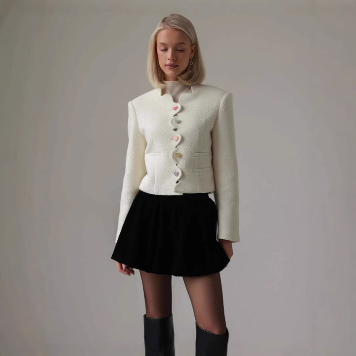 Damen Taillierter Bouclé-Kurzblazer mit geschwungener Knopfleiste und Herzknöpfen Drune