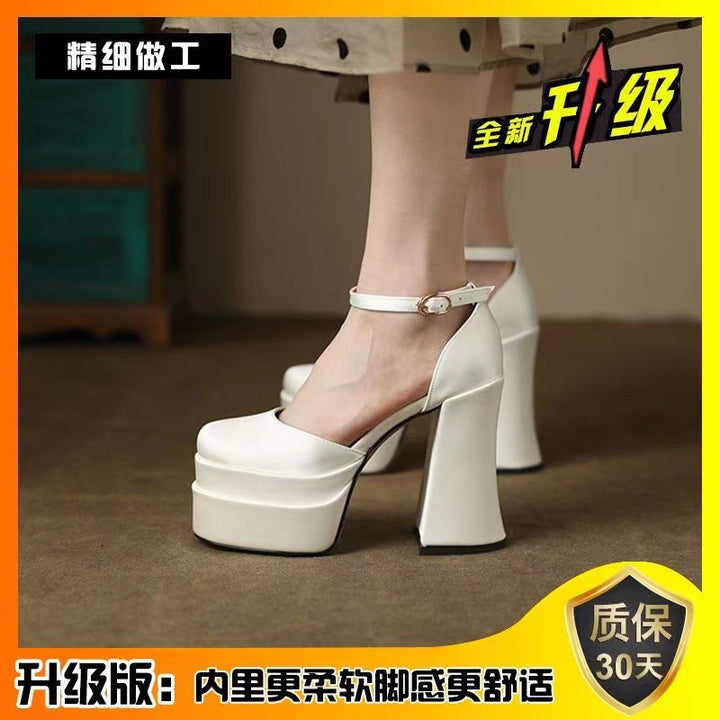 Damen nan Plateau-Sandalette mit skulpturellem Blockabsatz, quadratischer Zehenpartie und kristallbesetztem Knöchelriemen Drune