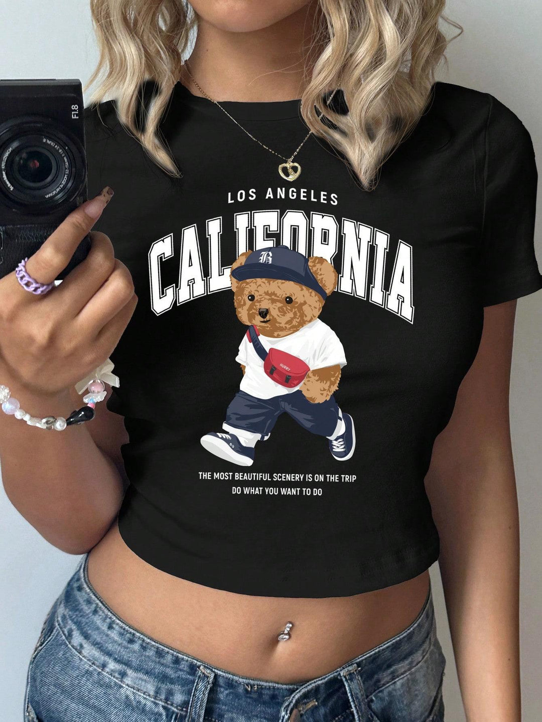 Damen Crop-T-Shirt mit verspieltem Bärenmotiv und modischem Schriftzug Drune