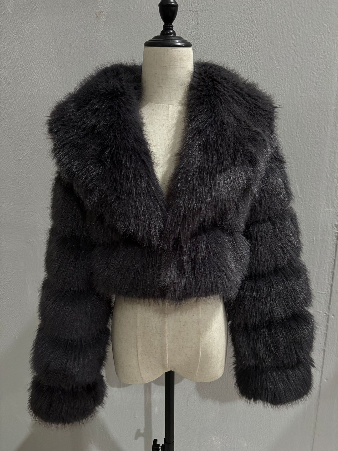 Damen Kurz geschnittene Kunstpelz‑Bolerojacke mit voluminösem Schalkragen Drune