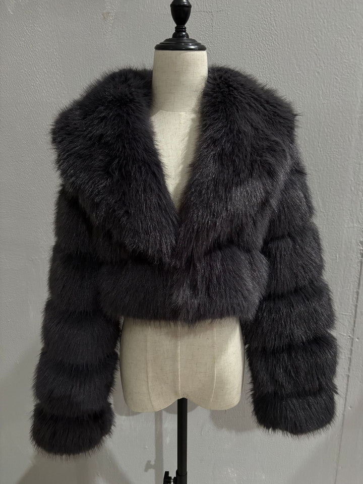 Damen Kurz geschnittene Kunstpelz‑Bolerojacke mit voluminösem Schalkragen Drune