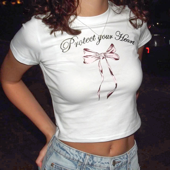 Damen Crop-Top mit kreativem Schleifenmotiv und inspirierendem Schriftzug Drune