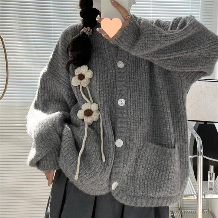 Damen Strickjacke mit verspielten Blumenapplikationen und großen Taschen Drune
