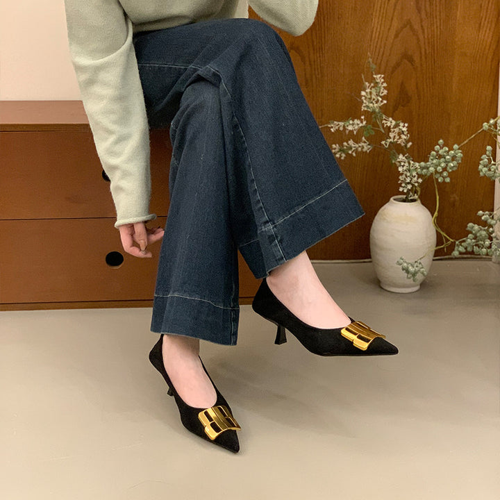 Damen Elegante spitz zulaufende Samtoptik-Kitten-Heel Pumps mit markanter Metallschließe Drune