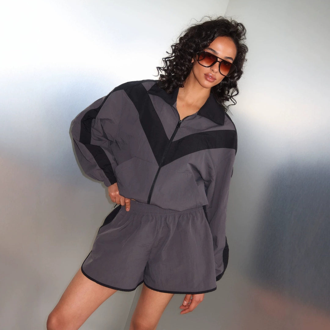 Damen sportliches Freizeit-Outfit mit cropped Oberteil und sportlicher Jacke Drune