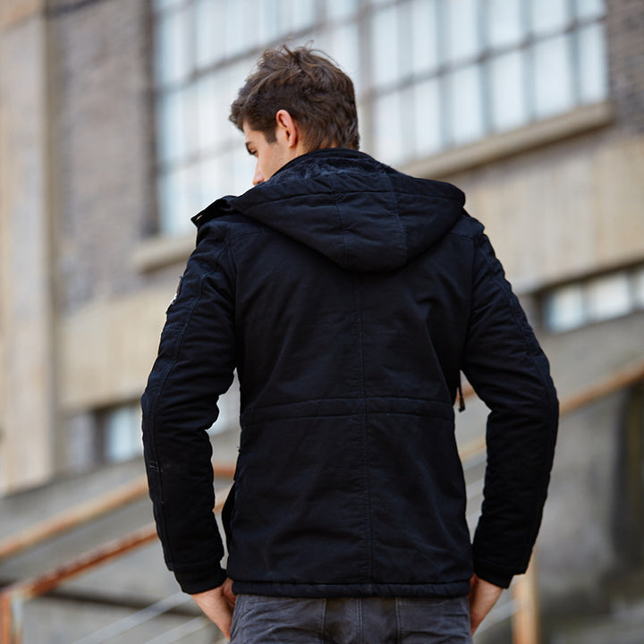 Herren Fieldjacke im Utility‑Stil mit Kapuze, gesteppter Thermo‑Isolierung und Aufnäher Drune