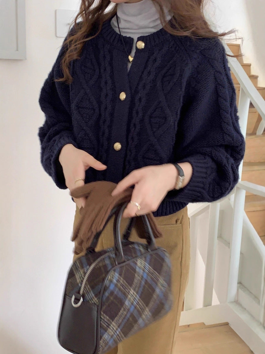Damen Kurzer Zopfmuster-Cardigan mit goldenen Schmuckknöpfen Drune