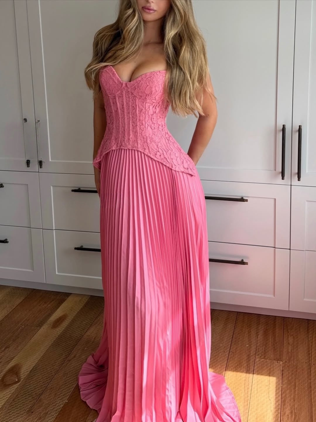 Damen nan Neckholder-Korsettkleid mit Spitzen-Corsage und fließendem Plisseerock Drune