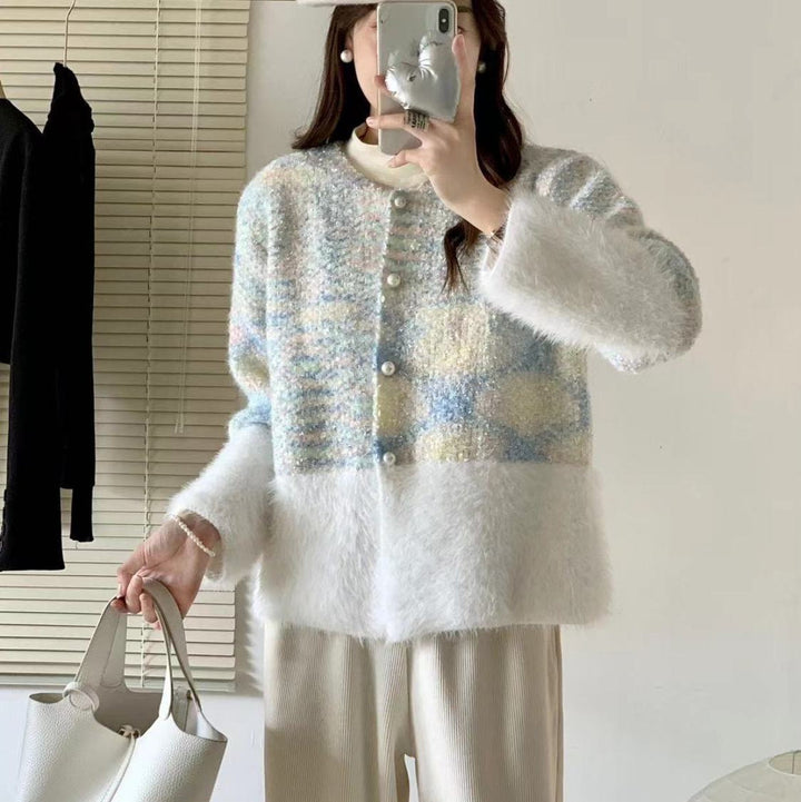 Damen kuschelige Strickjacke mit besonderen Knopfdetails und weichem Fellbesatz Drune