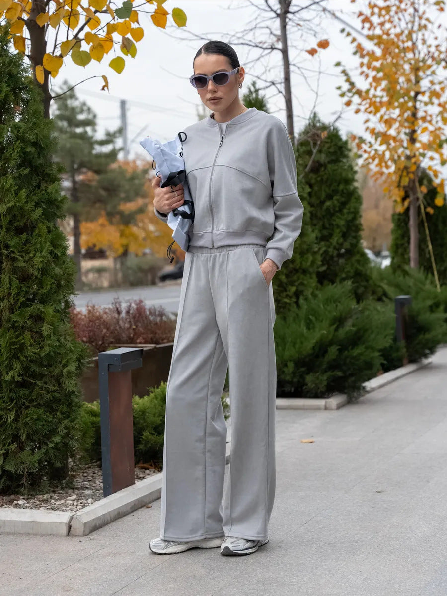 Damen urbaner Sportanzug mit cropped Jacke und bequemen, weiten Hosen Drune