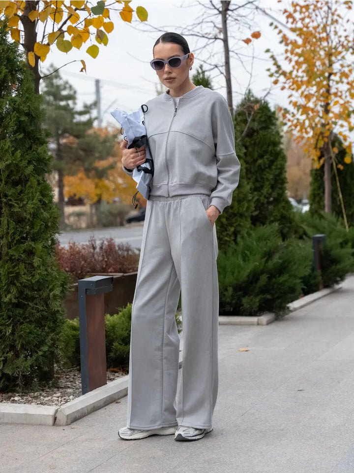 Damen urbaner Sportanzug mit cropped Jacke und bequemen, weiten Hosen Drune