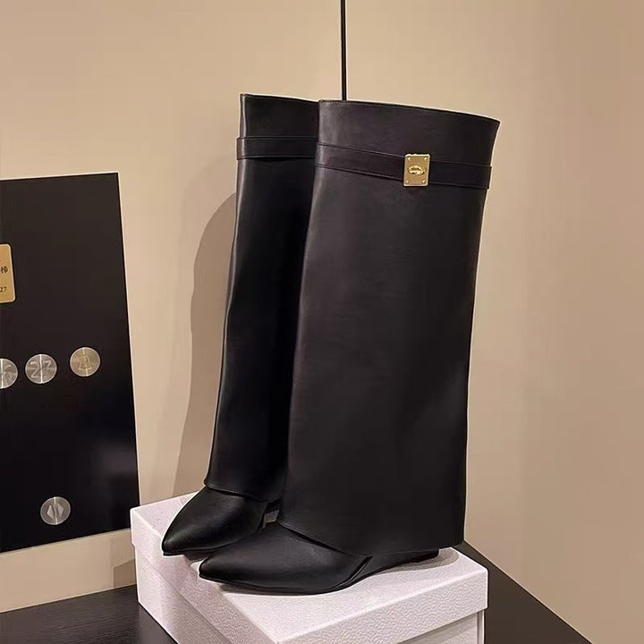 Damen Kniehohe Lederoptik-Stiefel mit spitzer Zehenpartie und dekorativer Schlossapplikation Drune