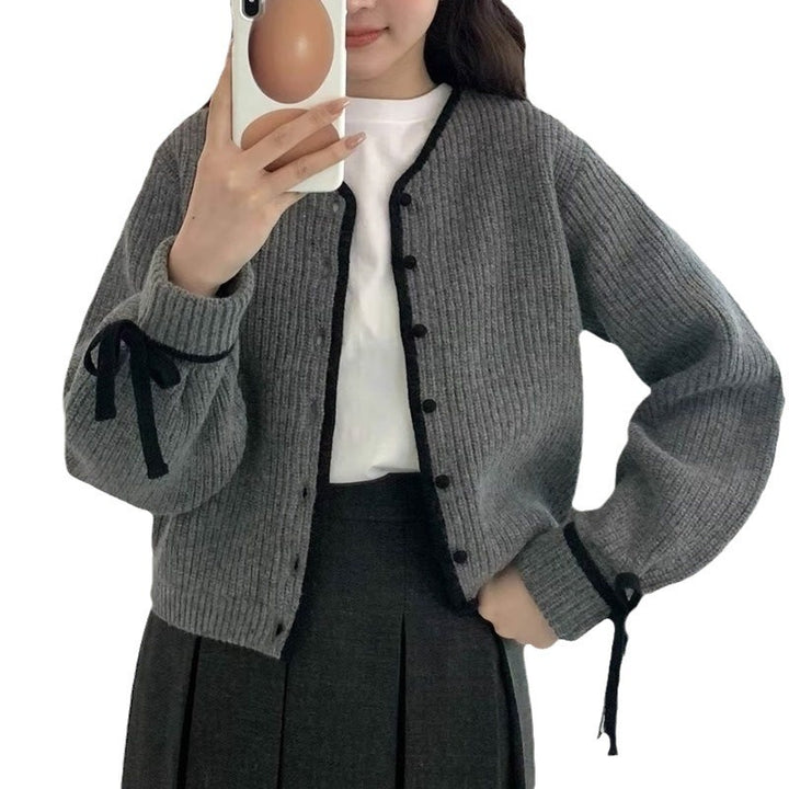 Damen Strickjacke mit kontrastierenden Ärmelabschlüssen und Knopfleiste Drune