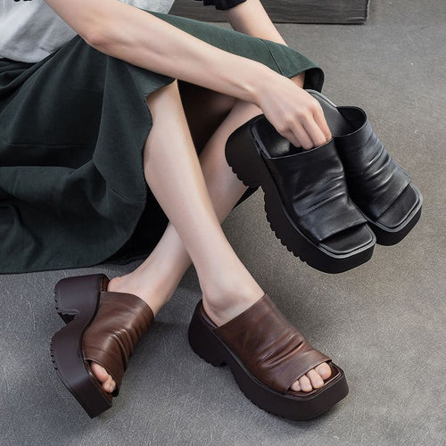 Damen Gepolsterte Plateau‑Slides mit skulptierter Profilsohle und gerafftem Lederoberschuh Drune