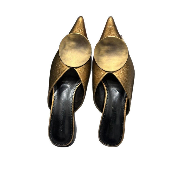 Damen spitz zulaufende Mule mit niedrigem Kitten‑Heel und dekorativer Metallplakette Drune
