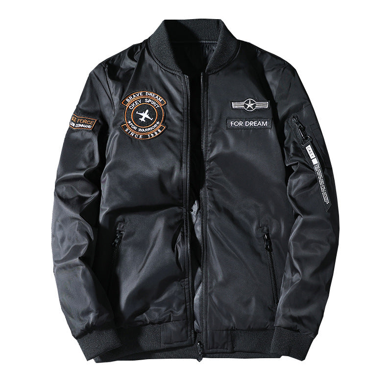 Männermode  leichte glänzende Nylon Bomberjacke mit Badge-Detail, verstecktem Sturmblenden und Reißverschlusstaschen am Ärmel Drune