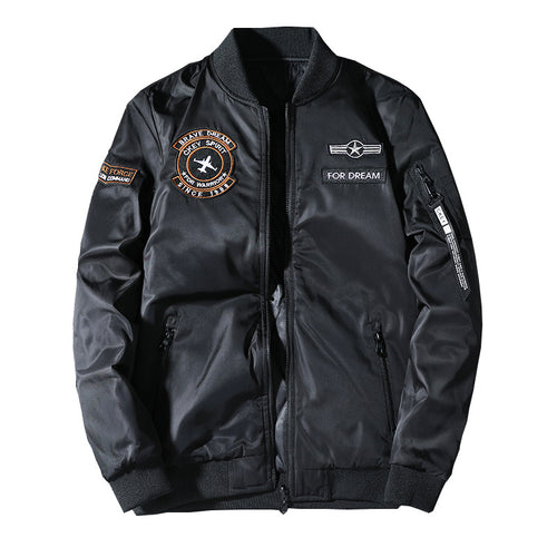 Männermode  leichte glänzende Nylon Bomberjacke mit Badge-Detail, verstecktem Sturmblenden und Reißverschlusstaschen am Ärmel Drune