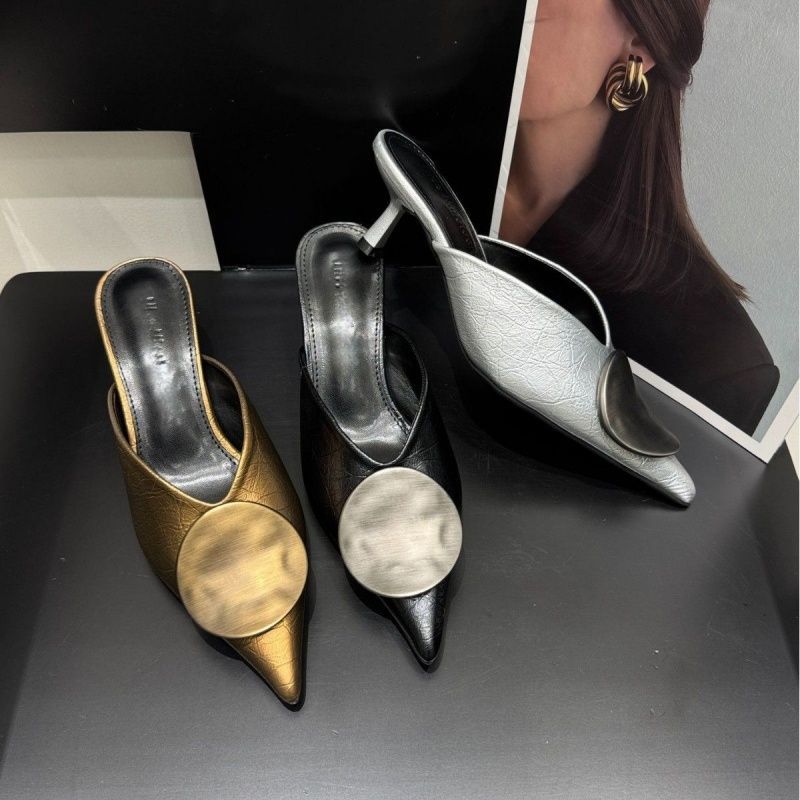 Damen spitz zulaufende Mule mit niedrigem Kitten‑Heel und dekorativer Metallplakette Drune