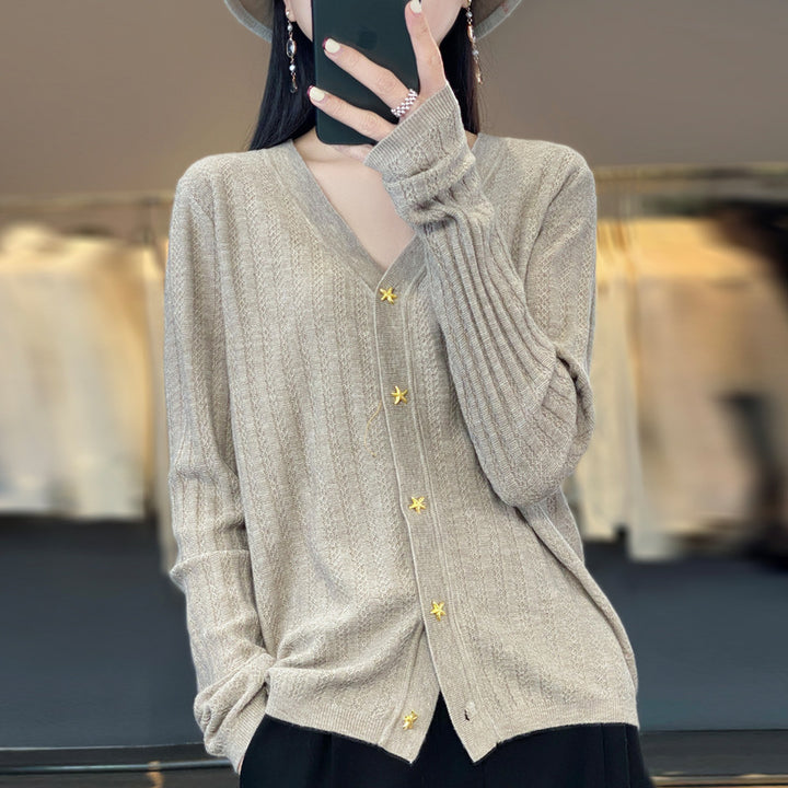 Damen Leichter V‑Ausschnitt-Cardigan mit strukturierter Längsrippe und Sternknöpfen Drune