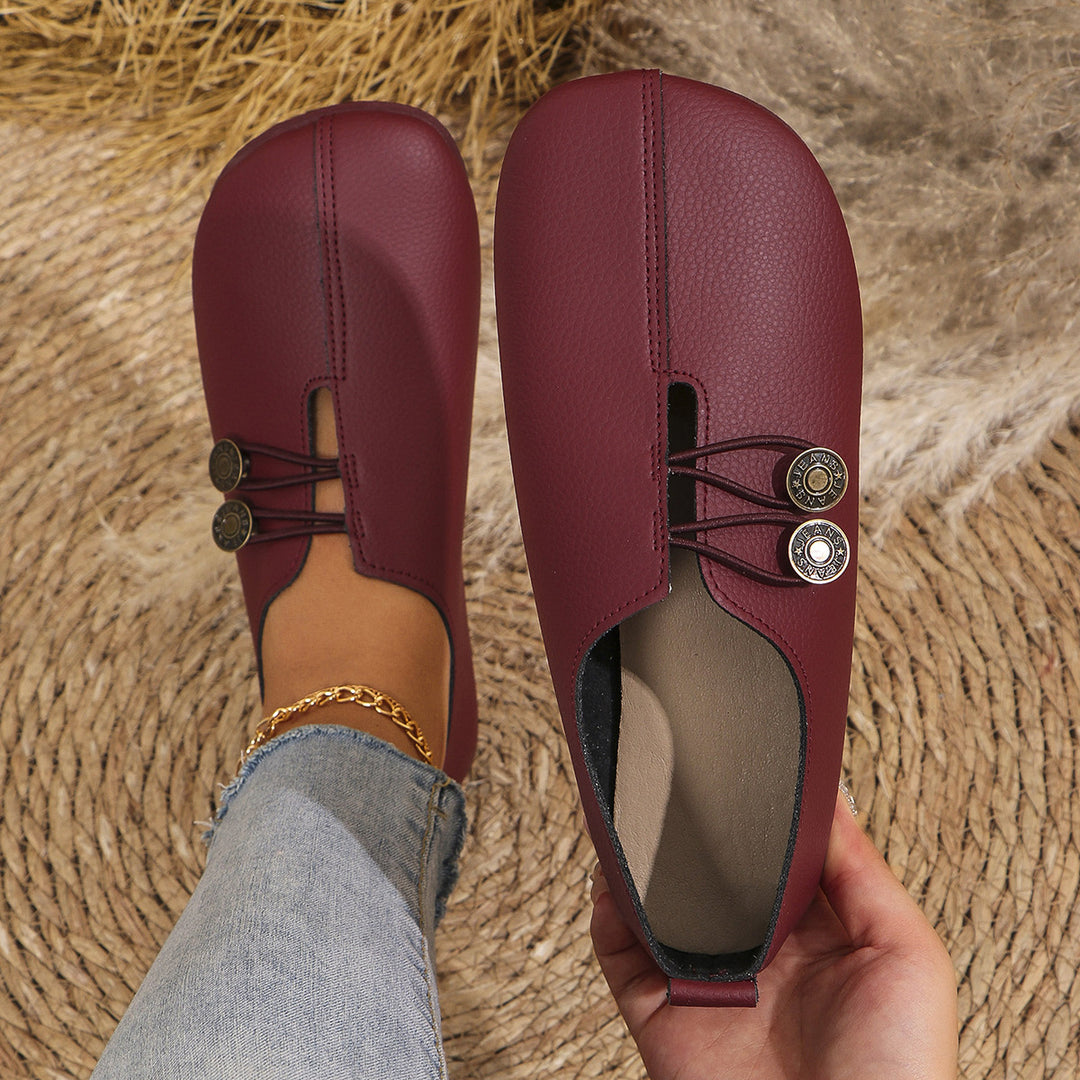 Damen  flache Slipper-Pantoletten aus Wildlederoptik mit elastischer Schnürung und dekorativem Zierknopf Drune