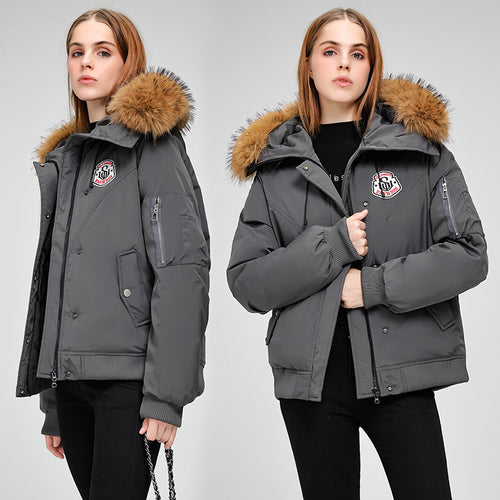 Damen Kurzparkajacke im Bomberstil mit abnehmbarer Fellkapuze und Logo‑Patch Drune