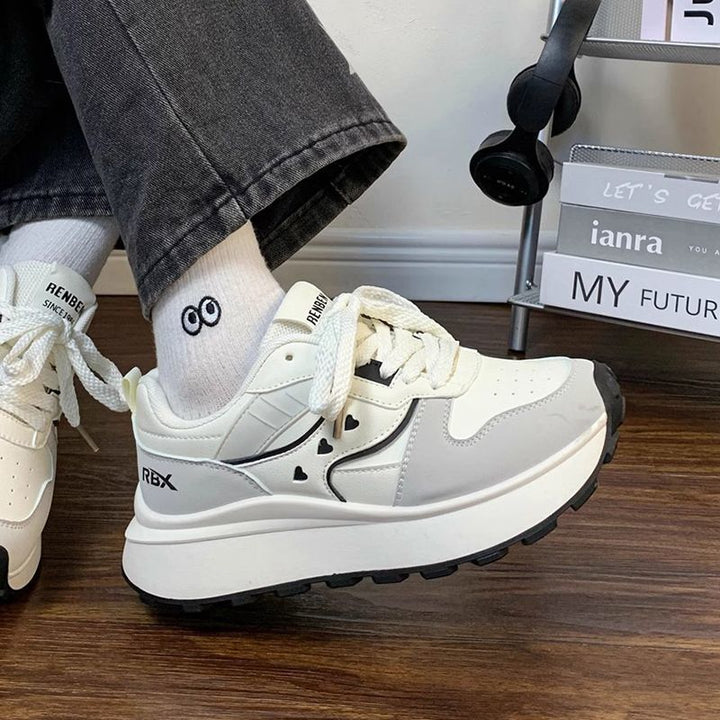 Damen Plateau‑Sneaker im Retro‑Trail‑Look mit Herz‑Ziernähten und grober Profilsohle Drune