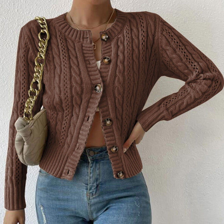 Damen Strickjacke mit hochwertigem Zopfmuster und glänzenden Knöpfen Drune